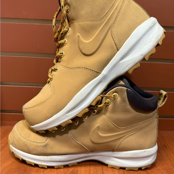 Nike Tan and Black Hiking Boots with Ankle Support - Picture 2 of 9